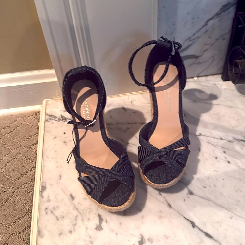 NWT Women’s Denim Blue Espadrille Wedges with woven heel. Size 5.